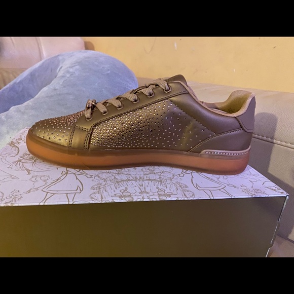 ALDO x DISNEY CINDERELLA SNEAKERS GOLD BLING brand new in box never worn sz 8.5 - Picture 2 of 5